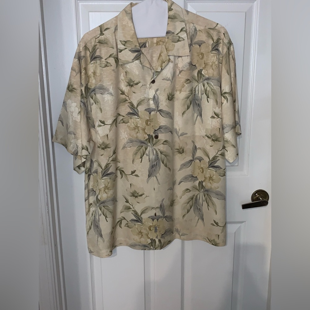 Tommy Bahama men’s tropical print shirt. XL, 10% silk.
